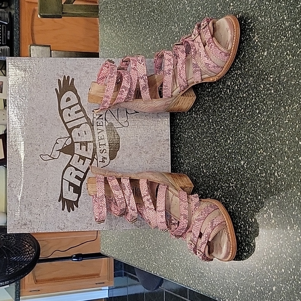 Freebird Cassandra Pink Sandal. Size 8.5 to 9.